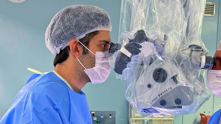 dr guilherme wood fazendo microcirurgia varicocele reversão de vasectomia